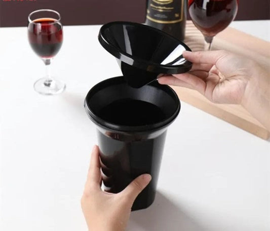 Professionel spyttespand til vin – sort plastspand set fra siden, perfekt til vinsmagninger og vinmesser.