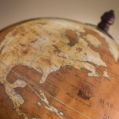 Globusbar Giove Rust – en stilfuld og rustik globusbar med et elegant design, ideel til opbevaring og præsentation af spiritus. Perfekt til at tilføje karakter og funktionalitet til ethvert rum