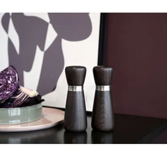 Salt- og peberkværn Kyoto fra CrushGrind – en elegant kværn i lyst egetræ med rustfri stålring, udstyret med keramisk kværnmekanisme, ideel til friskkværnet salt, peber og krydderier