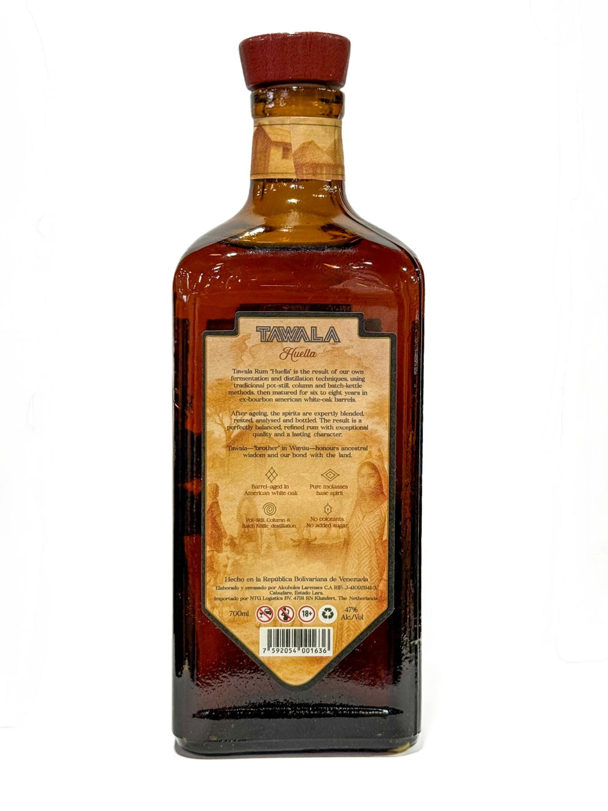 Rücketikett der Tawala Huella Rumflasche 70 cl mit 47 Prozent Alkohol