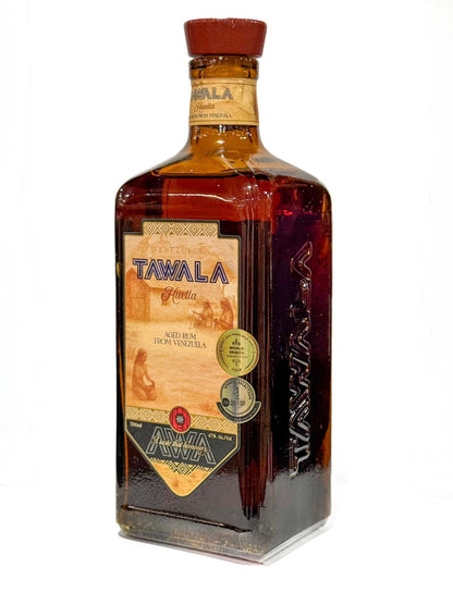 Tawala Huella Rum aus Venezuela, Flasche schräg von der Seite, 47 Prozent