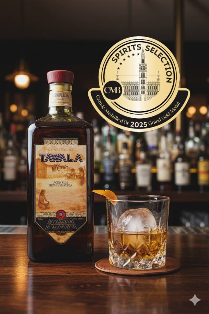 Tawala Huella Rum mit serviertem Glas und Grand-Gold-Auszeichnung 2025
